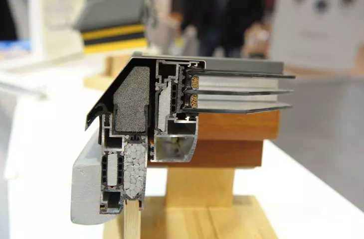 Cross-section of the Alusky Plus HI System with visible spacers and thermal inserts