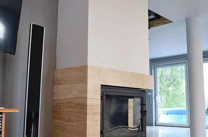 Obudowa kominka z naturalnego marmuru  Breccia Sarda oraz z granitu Padang Dark