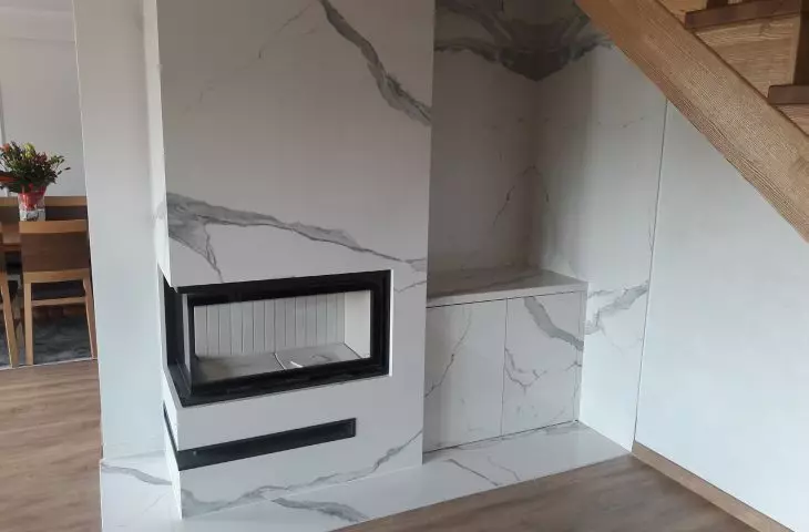 Obudowa kominka oraz ścian ze spieku  kwarcowego Bianco Statuario