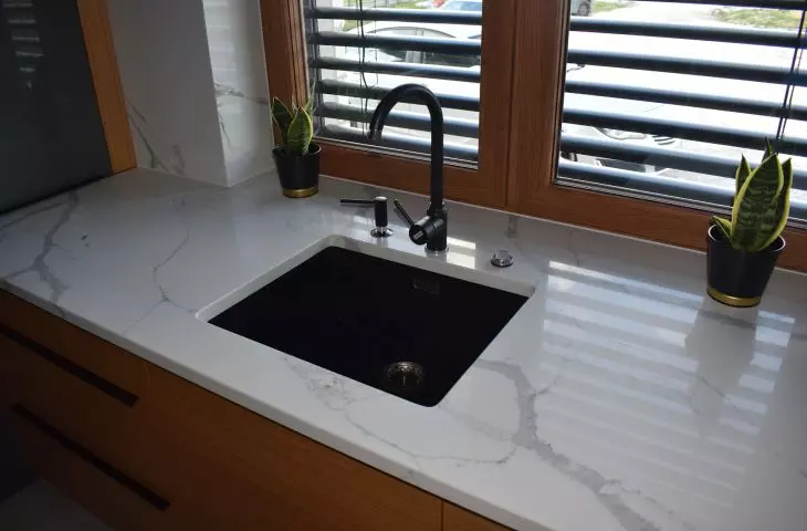 Blaty kuchenne z kwarcogranitu Calacatta White Projekt: Architektura i Wnętrza – Pracownia Architektoniczna