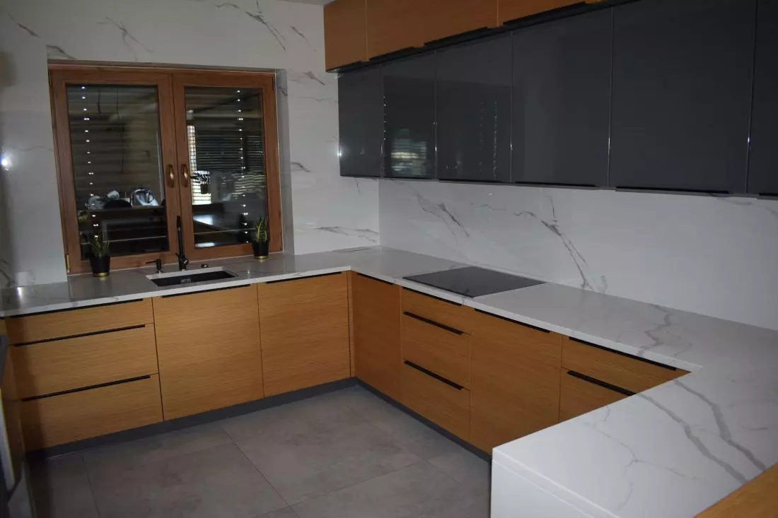 Blaty kuchenne
z kwarcogranitu Calacatta White Projekt: Architektura i Wnętrza – Pracownia Architektoniczna