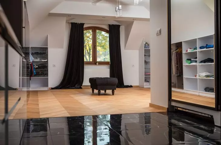 Divide rooms by using tiles in the dressing room and parquet flooring in the room