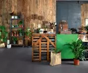 Wysokiej jakości podłogi EGGER  Design GreenTec wyróżniają  się nie tylko nowoczesnym  wzornictwem, ale także  wyjątkową wytrzymałością.  EPD045 Łupek Jura antracytowy. 