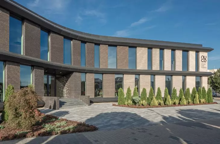 Nuco office building in Wolomin, designed by NMH Architecture & Design, color: 533 Morvan, 73 Leto, 43 Argentis, 75 Quartis, 38 Creme