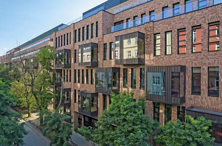 Centrum Praskie Koneser w Warszawie, projekt: Juvenes-Projekt Sp. z o.o., kolor: 15 Azalea