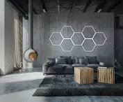 Kilka Hexagonów łączy się w instalację ścienną lub sufitową