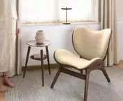 Fotel A Conversation Piece i lampa Asteria Move