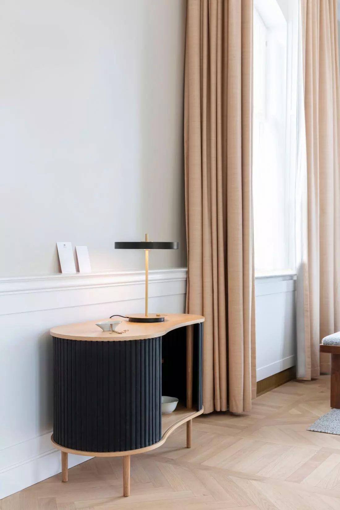 Szafka z linii Audacious
i lampa Asteria Table