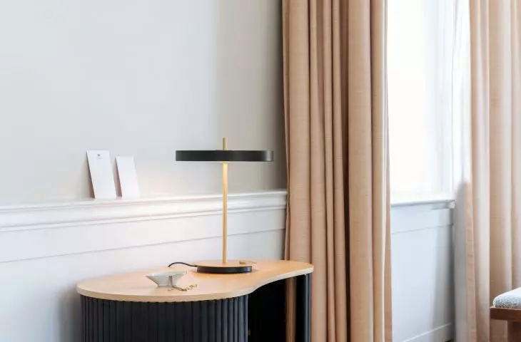 Szafka z linii Audacious i lampa Asteria Table