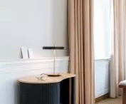 Szafka z linii Audacious i lampa Asteria Table