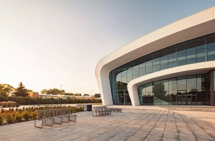 Mała architektura firmy MMCITE przeznaczona do spędzania czasu na świeżym powietrzu