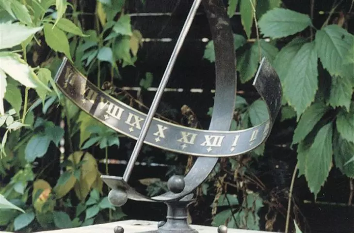 Font spherical sundial