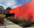 Arktura Solutions Study in Los Angeles (USA) focuses on design, a bright color from the IGP-DURA®xal range was used to make the facade stand out. (Architect HLVV) (Illustration: IGP Pulvertechnik (USA))