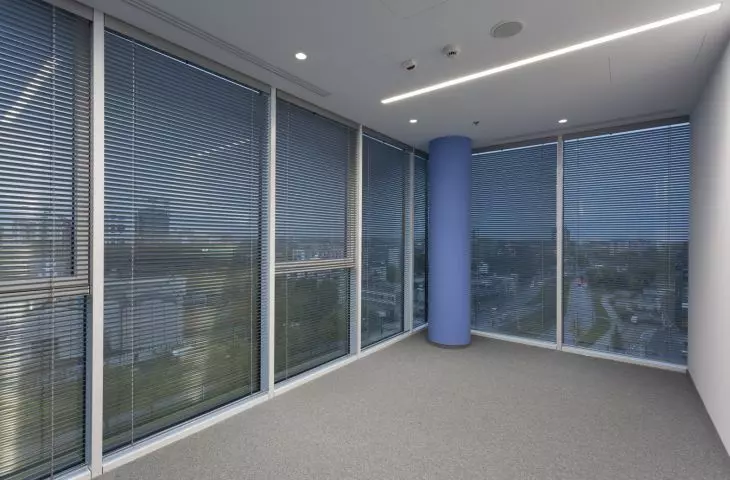 Wewnętrzne żaluzje aluminiowe 35 mm, sterowane Wewnętrzne żaluzje aluminiowe 35 mm, sterowane elektrycznie VB 35 EL; Warsaw Spire Warszawa 