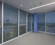 Wewnętrzne żaluzje aluminiowe 35 mm, sterowane Wewnętrzne żaluzje aluminiowe 35 mm, sterowane elektrycznie VB 35 EL; Warsaw Spire Warszawa 