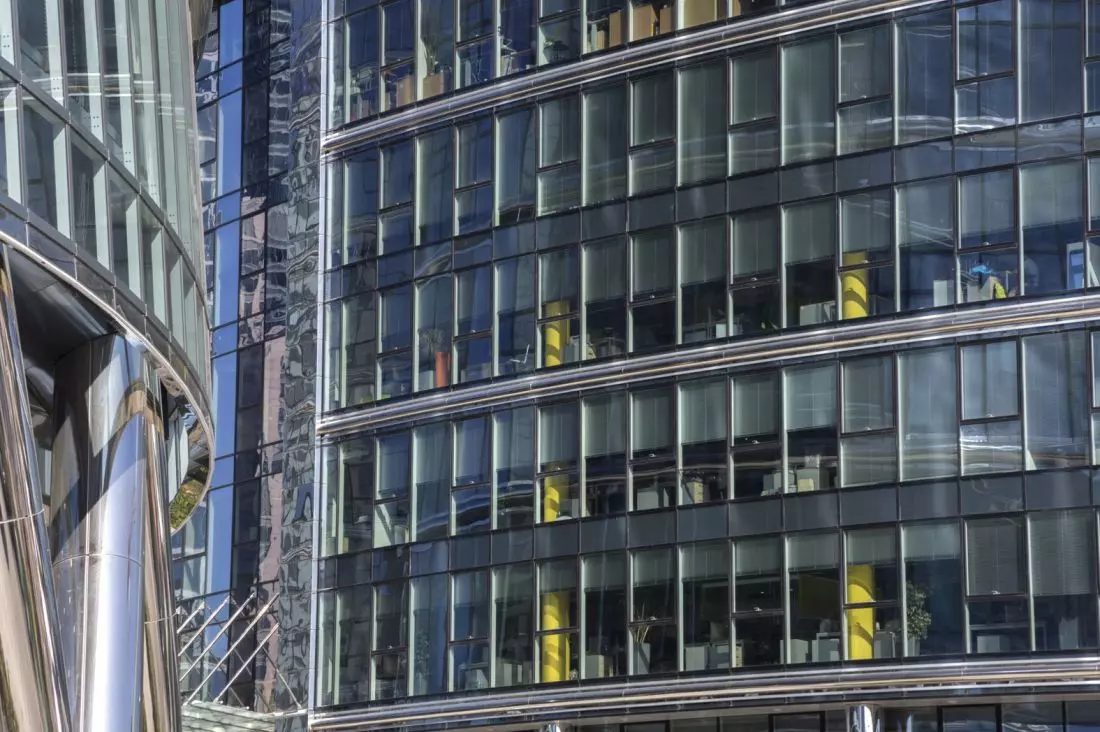 Wewnętrzne żaluzje aluminiowe 35 mm, sterowane elektrycznie VB 35 EL; Warsaw Spire Warszawa