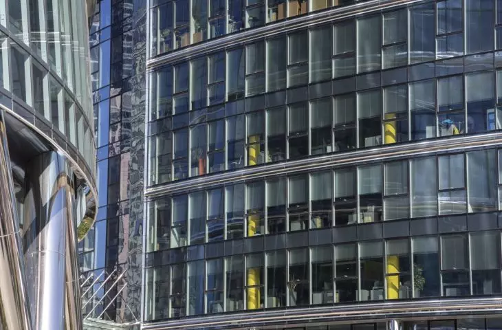 Wewnętrzne żaluzje aluminiowe 35 mm, sterowane elektrycznie VB 35 EL; Warsaw Spire Warszawa