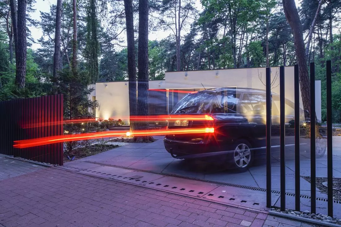 Cały mechanizm jest
ukryty w specjalnej kieszeni betonowej wkopanej w ziemię