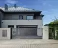 The front of the building and its surroundings are representative elements of the house