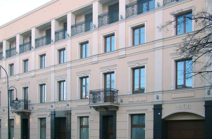 Kamienica w Płocku - zastosowany produkt Austrotherm FPP Fasadowe Profile Powlekane