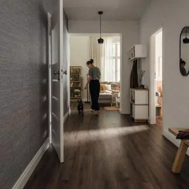 It is pleasant to walk barefoot on the vinyl floor 