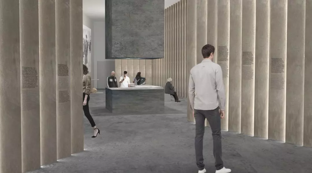 Memoriał  — wystawa dotycząca historii obozu, widok na symboliczny monument prezentujący transporty do i z obozu