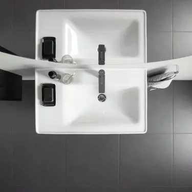 Moderate but distinctive - D-Neo faucets are distinguished by their simple, geometric shape. The characteristically narrow, vertically oriented handle is standard throughout the range