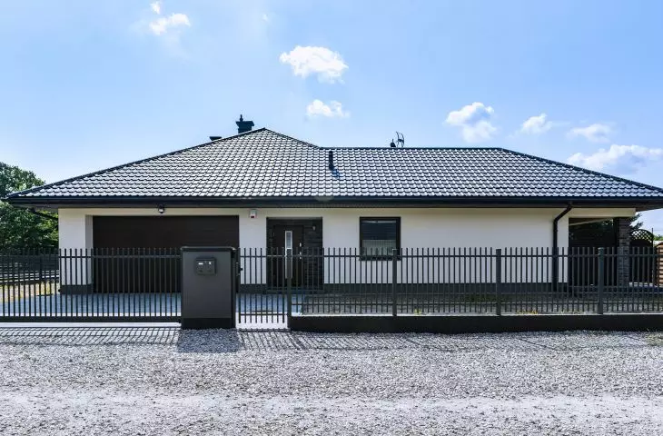 Front fence made of galvanized vertical profiles of 2 cm x 2 cm, on a concrete foundation, RAL 7016 color