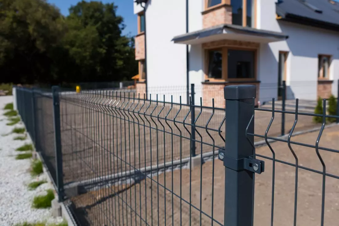 Ogrodzenie panelowe to
skuteczna alternatywna dla odchodzącej już do lamusa siatki ogrodzeniowej
