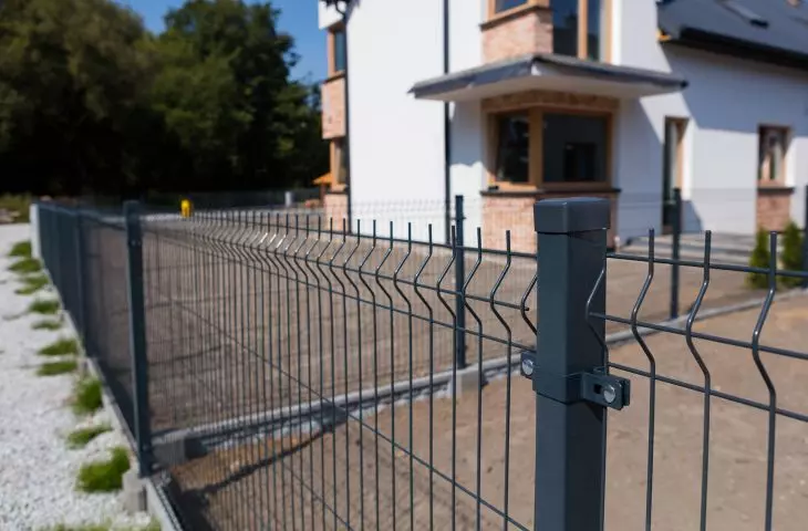Ogrodzenie panelowe to skuteczna alternatywna dla odchodzącej już do lamusa siatki ogrodzeniowej
