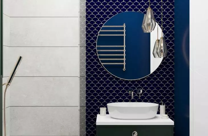Blue is a leitmotif in the apartment. So it could not be missing in the small bathroom as well. 