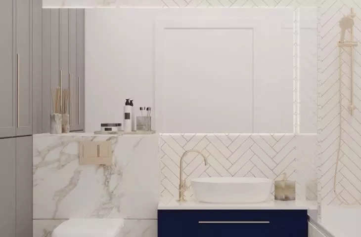 Large-format glossy tiles imitating marble were juxtaposed with small, oblong tiles, arranged in a herringbone pattern.