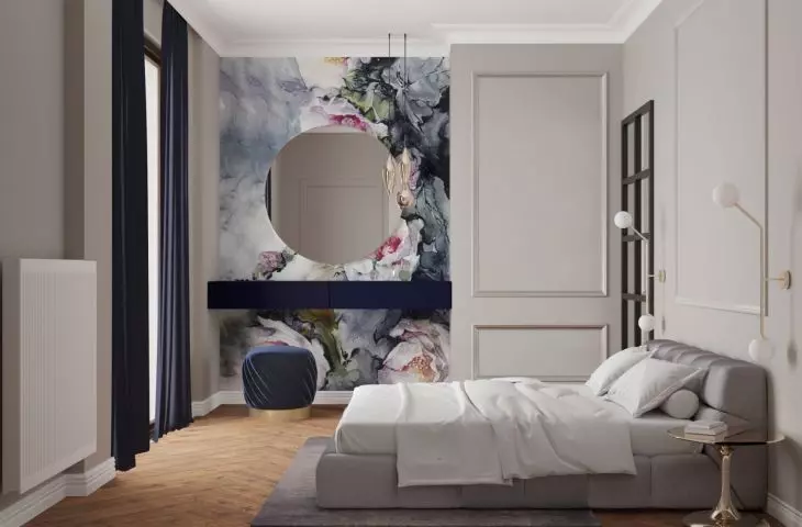 The stucco, gold lamps and table, as well as an upholstered bed with a remarkable form, give the bedroom a very elegant character. 