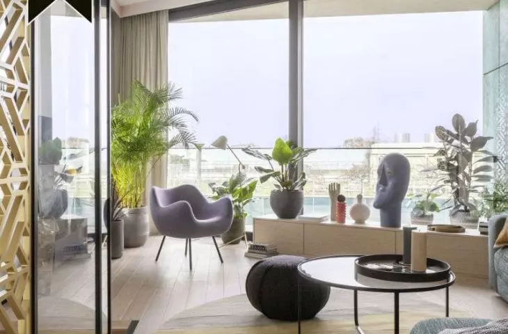 A round rug highlights the lounge area.