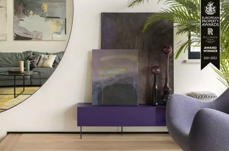 A round mirror optically enlarges the space.