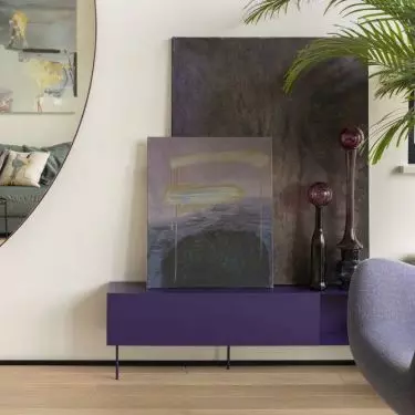 A round mirror optically enlarges the space.