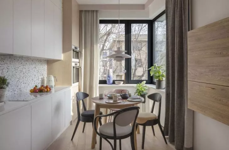 The small kitchen is arranged so functionally that the room has room for a round table for four people.