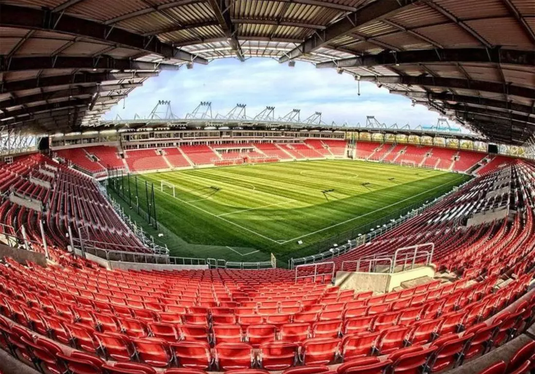 Stadion Widzew –
Łódź. Zadanie: Zabezpieczenie antypoślizgowe. Materiał: beton polerowany. Przestrzeń: Schody na koronie stadionu. Gwarancja: 3 lata.