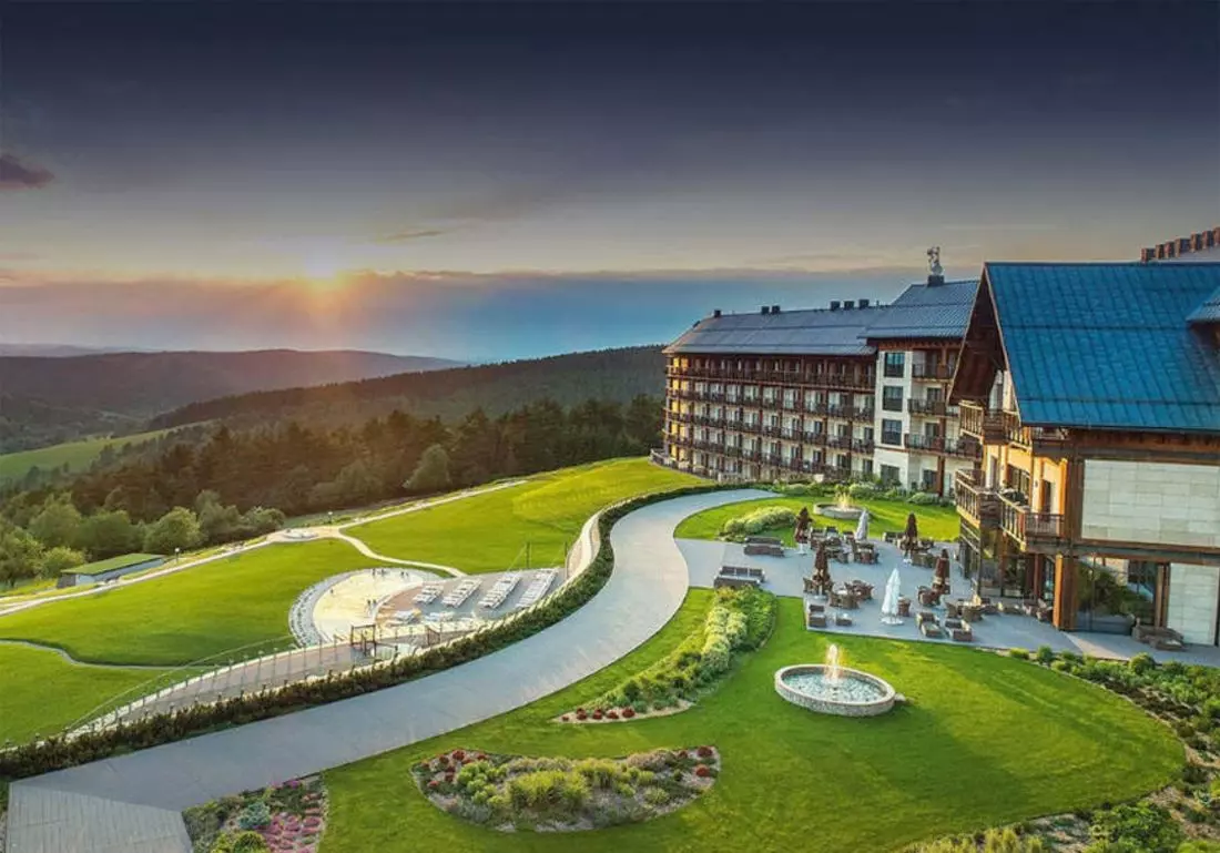 Hotel Arłamów.
Zadanie: Zabezpieczenie antypoślizgowe. Materiał: płytki ceramiczne. Przestrzeń: plaża basenowa, szatnie. Powierzchnia: 600 m2. Gwarancja: 3
lata.