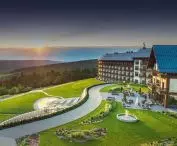 Hotel Arłamów. Zadanie: Zabezpieczenie antypoślizgowe. Materiał: płytki ceramiczne. Przestrzeń: plaża basenowa, szatnie. Powierzchnia: 600 m2. Gwarancja: 3 lata.