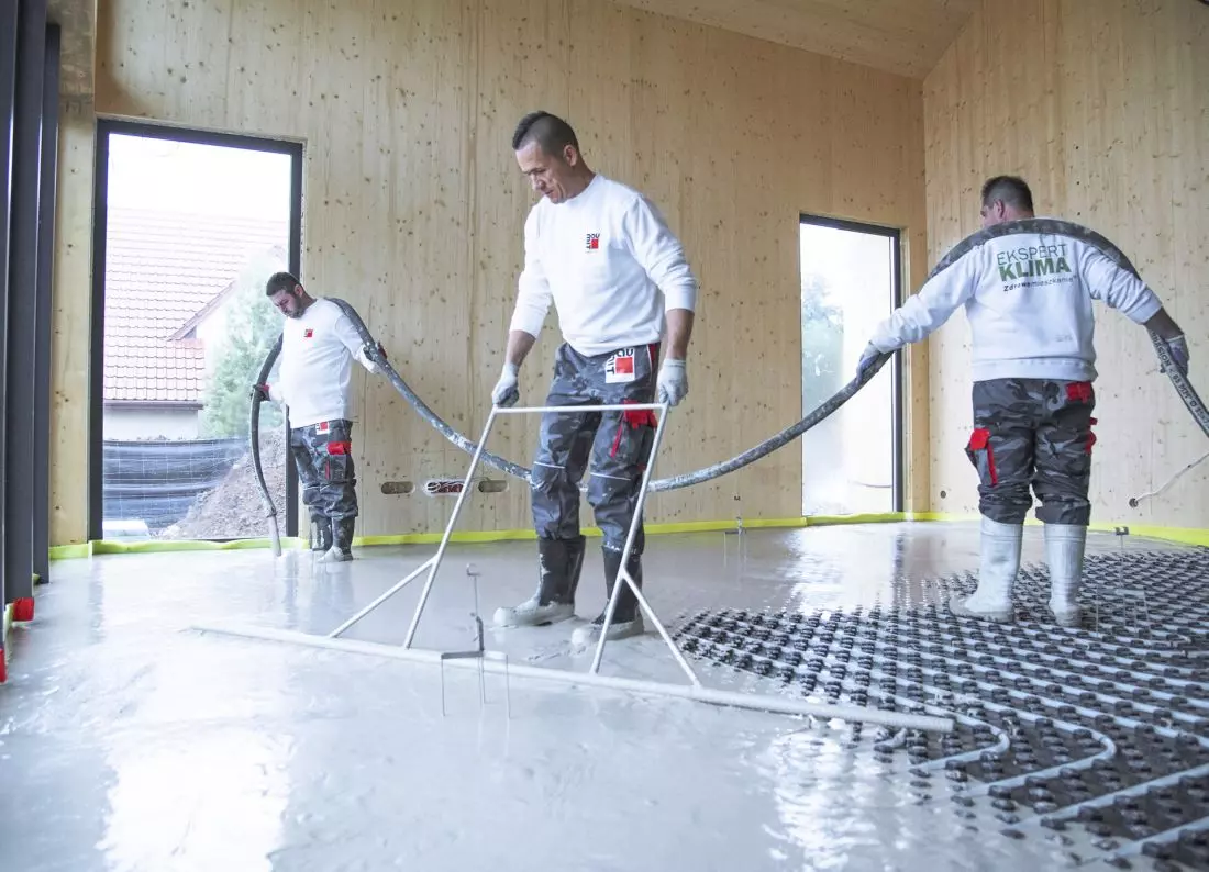 Samopoziomujący
podkład podłogowy Baumit Alpha 2500 w systemie z prefabrykowaną płytą z wypustkami do montażu rur ogrzewania