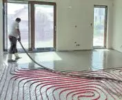 Samopoziomujący podkład podłogowy Alpha 2000 w klasycznym rozwiązaniu ogrzewania podłogowego