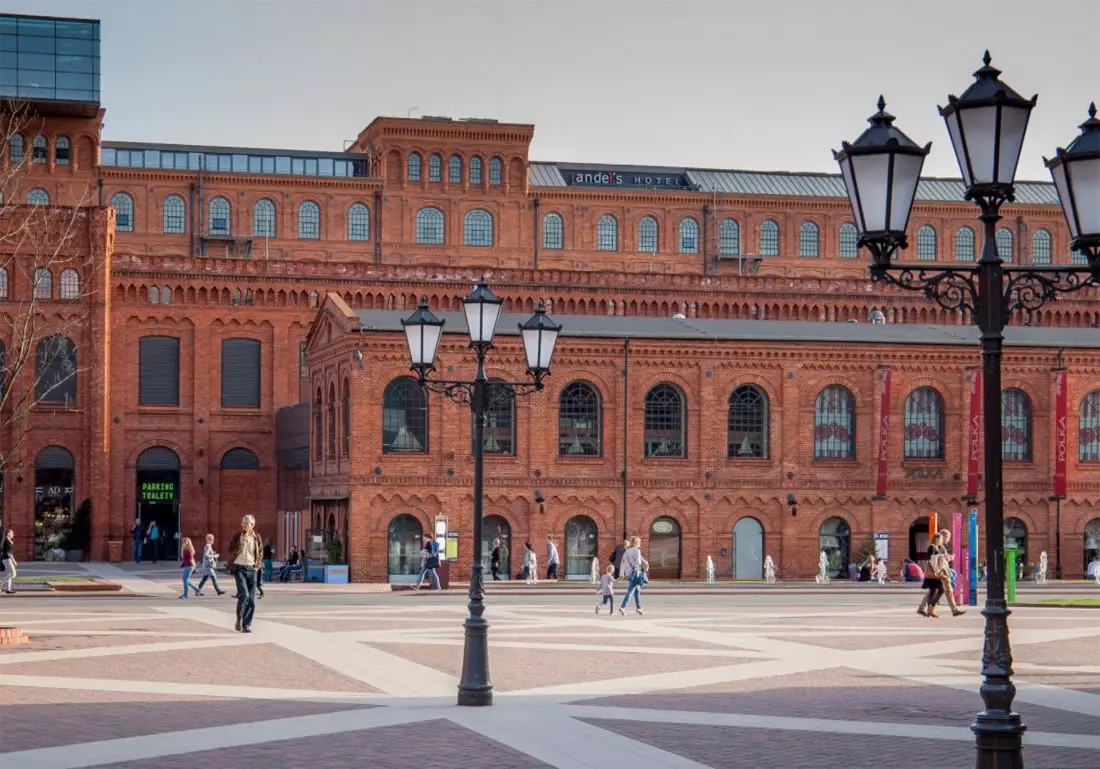 Manufaktura –
Łódź. Zadanie: Zabezpieczenie antypoślizgowe. Materiał: granit polerowany. Powierzchnia: 800 m2. Gwarancja: 3 lata