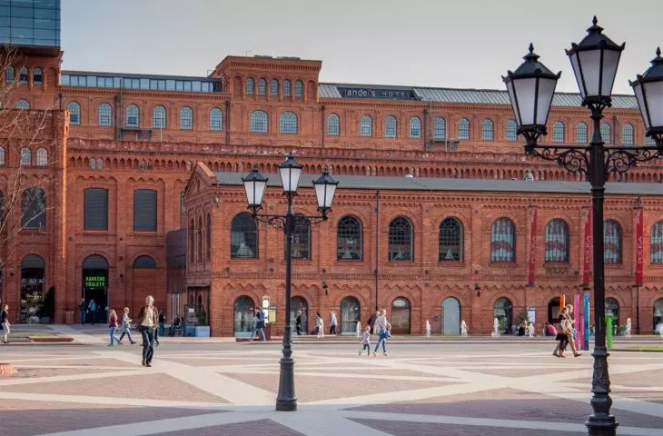 Manufaktura – Łódź. Zadanie: Zabezpieczenie antypoślizgowe. Materiał: granit polerowany.  Powierzchnia: 800 m2. Gwarancja: 3 lata