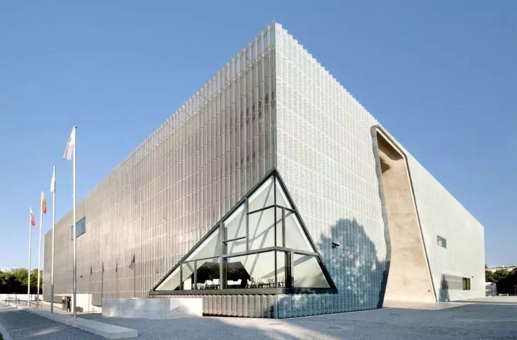 POLIN Muzeum Historii Żydów Polskich. Zadanie: Zabezpieczenie antypoślizgowe z impregnacją. Materiał: marmur. Przestrzeń: wejście główne. Gwarancja: 3 lata.