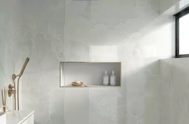 Okładziny ścian: Dekton Helena grubość 4 mm, Brodzik: Silestone Blanco Zeus 