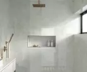 Okładziny ścian: Dekton Helena grubość 4 mm, Brodzik: Silestone Blanco Zeus 