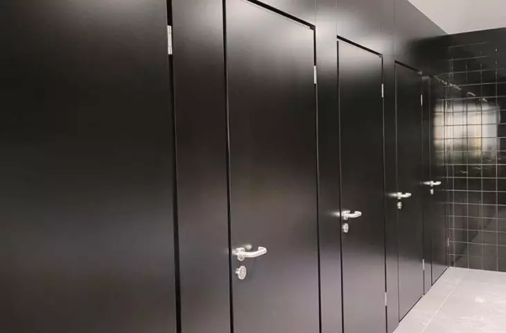 Single-leaf wooden interior doors