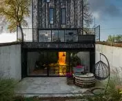 a garage, a technical room and a spacious living room were placed underground in the new part