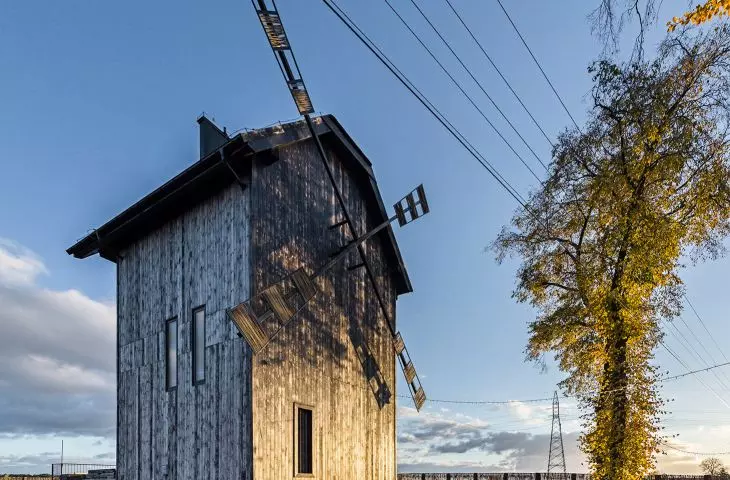 The finishing of the building is a combination of old and new, history and modernity